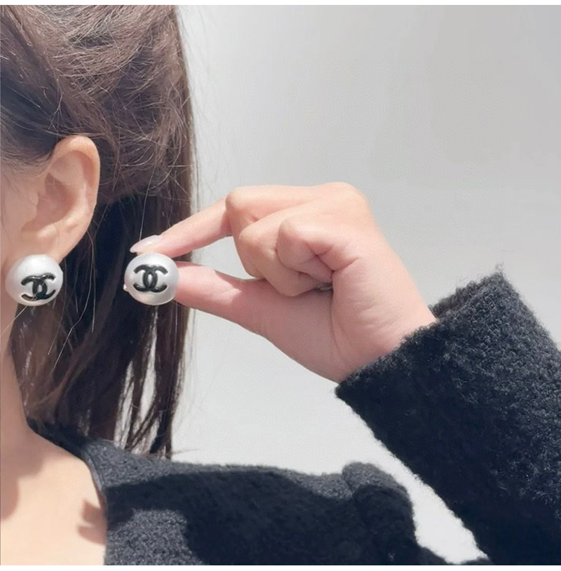 CHANEL-7656 샤넬 25P 블랙 에나멜 더블 C 펄 원형 단추 귀걸이